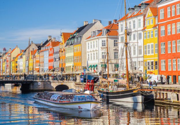 Nyhavn_Classic Canal Tour_closed boat.jpg