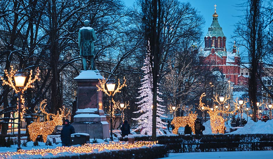 Esplanade-Park-Christmas-Llights-c-Jussi-Hellsten-Helsinki-Partners.jpg