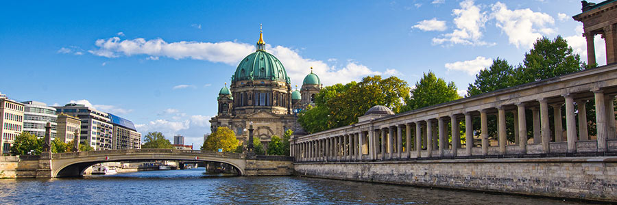 Friedrichsbrücke bridge over Spree River