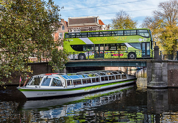 Elektrobus und Boot