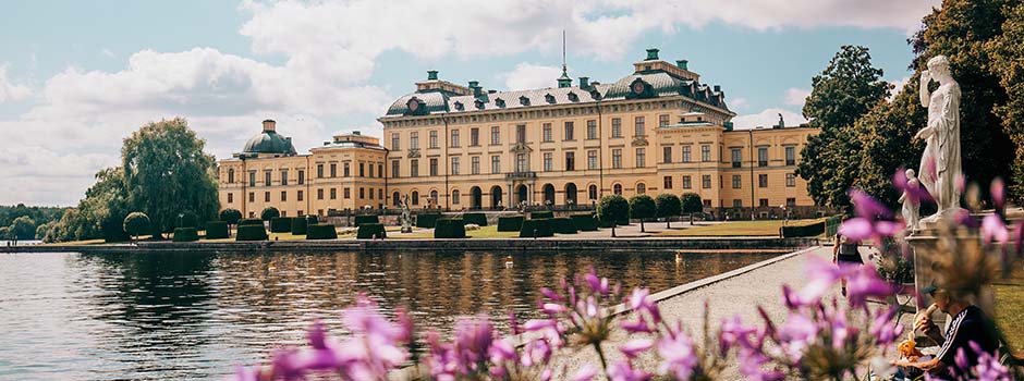 Drottningholmsslott - blommor i förgrunden.jpg